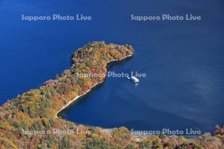奥日光の半月山展望台から中禅寺湖と八丁出島の紅葉