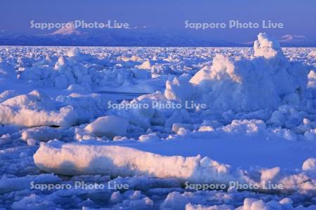 野付半島から流氷と夕景の知床連峰・世界遺産
