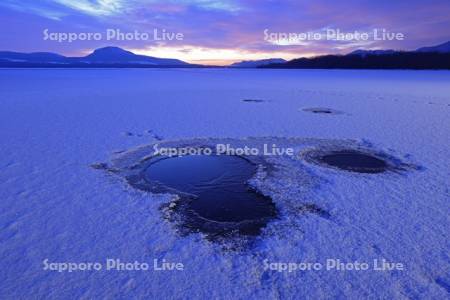 凍る屈斜路湖の夜明け