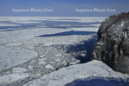 湯の華の滝の断崖からオホーツク海の流氷・世界遺産