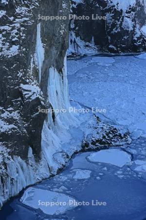 凍る湯の華の滝とオホーツク海の流氷・世界遺産