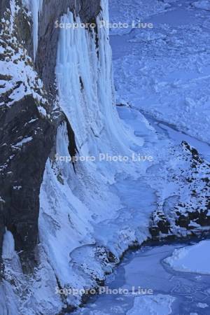 凍る湯の華の滝とオホーツク海の流氷・世界遺産