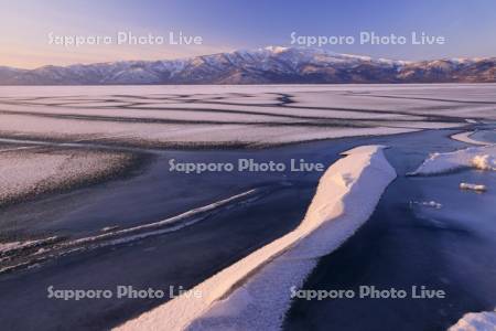 凍る屈斜路湖の夕景と藻琴山