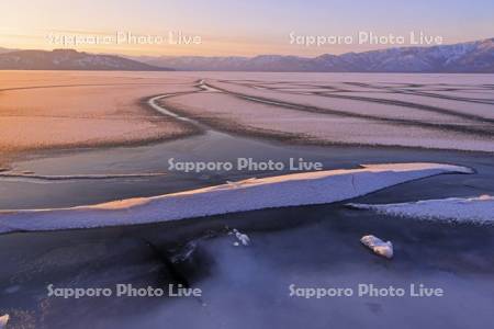 凍る屈斜路湖の夕景