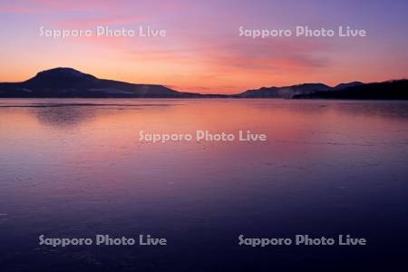 凍る屈斜路湖の朝焼け