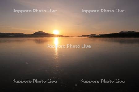 凍る屈斜路湖の日の出