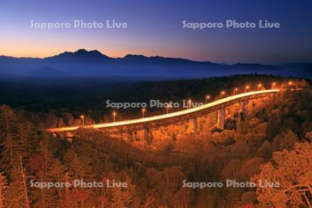 夜明けの三国峠の松見大橋R273