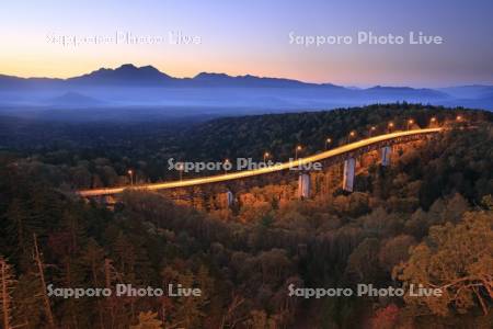 夜明けの三国峠の松見大橋R273