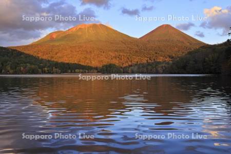 夕景のオンネトーと雌阿寒岳と阿寒富士