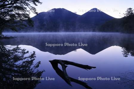 夜明けのオンネトーと雌阿寒岳と阿寒富士