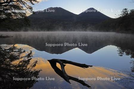 夜明けのオンネトーと雌阿寒岳と阿寒富士