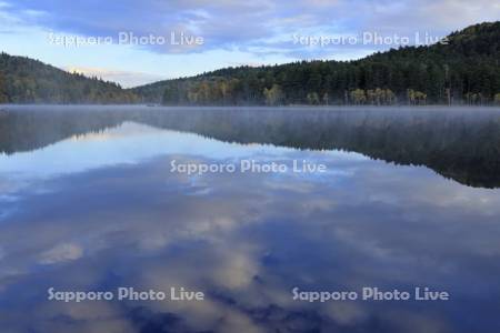 紅葉するオンネトー湖畔と朝もや