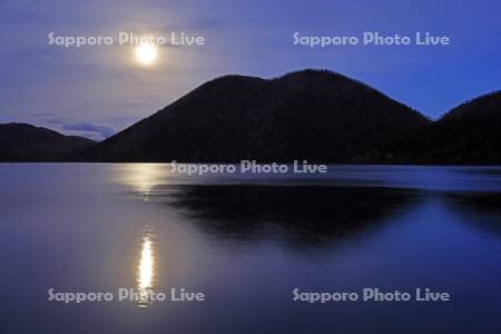 月明かりの然別湖とくちびる山