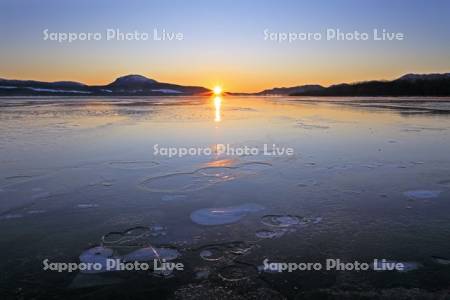 屈斜路湖の日の出とアイスバブル
