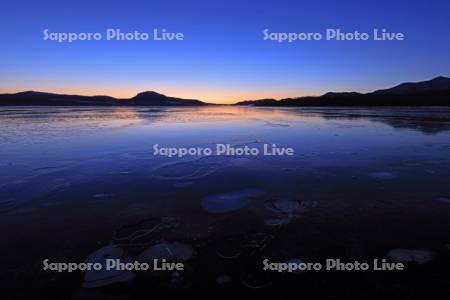 屈斜路湖の夜明けとアイスバブル