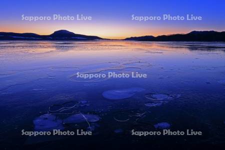 屈斜路湖の夜明けとアイスバブル