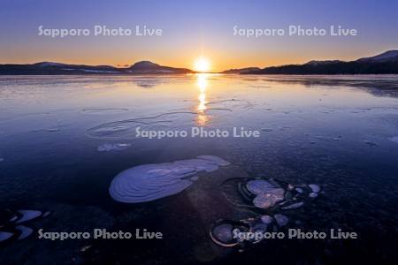 屈斜路湖の日の出とアイスバブル