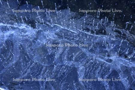 凍る屈斜路湖の氷の亀裂模様