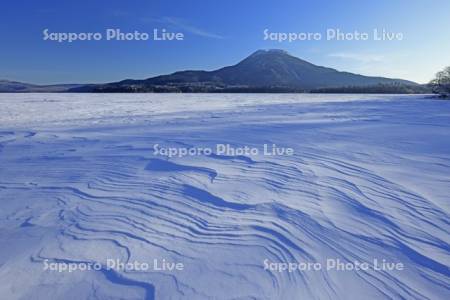 阿寒湖のシュカブラと雄阿寒岳