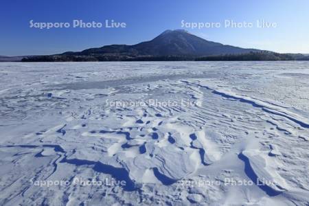 阿寒湖のシュカブラと雄阿寒岳