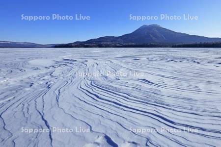 阿寒湖のシュカブラと雄阿寒岳