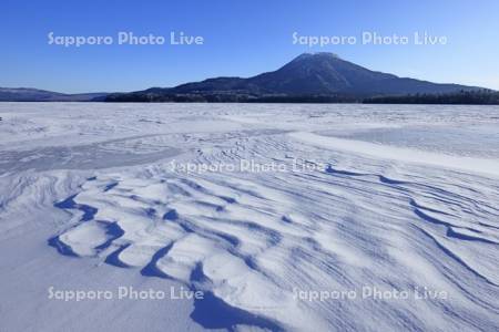 阿寒湖のシュカブラと雄阿寒岳