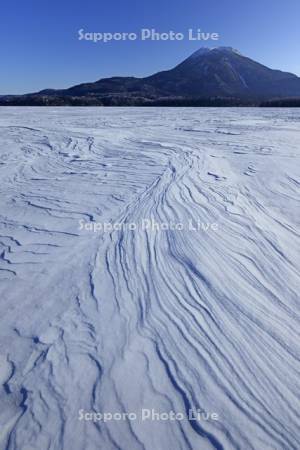 阿寒湖のシュカブラと雄阿寒岳
