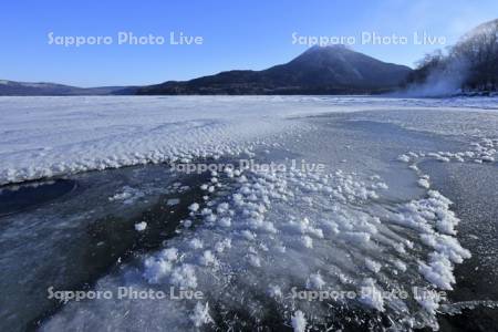 阿寒湖のフロストフラワーと雄阿寒岳