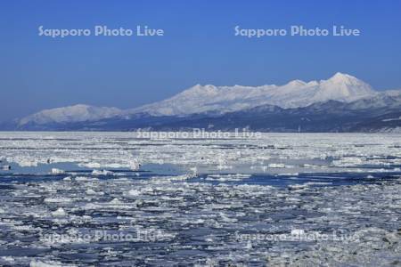 オホーツク海の流氷と知床連峰・世界遺産