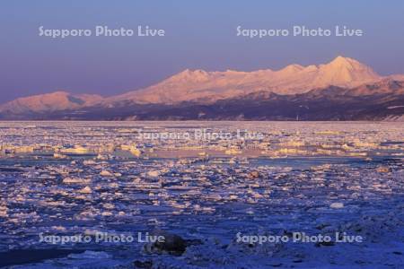 夕焼けの知床連峰とオホーツク海の流氷・世界遺産