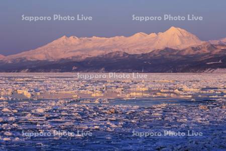 夕焼けの知床連峰とオホーツク海の流氷・世界遺産