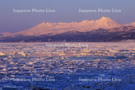 夕焼けの知床連峰とオホーツク海の流氷・世界遺産