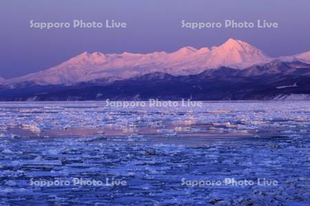 夕焼けの知床連峰とオホーツク海の流氷・世界遺産
