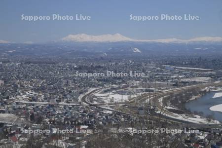 旭川市内と大雪山系