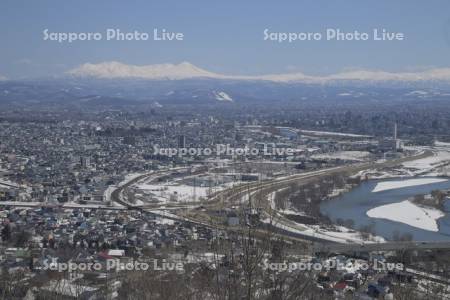 旭川市内と大雪山系