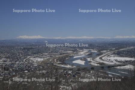 旭川市内と大雪山系