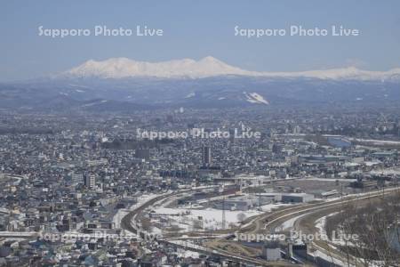 旭川市内と大雪山系