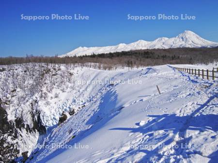 フレペの滝と知床連山