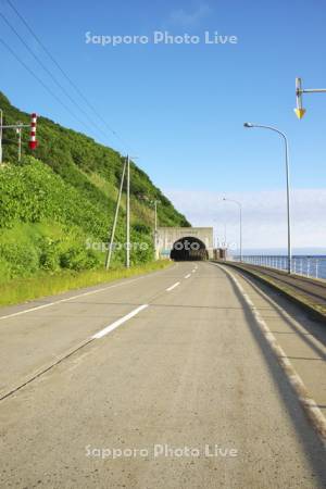 窓岩トンネルと国道229号