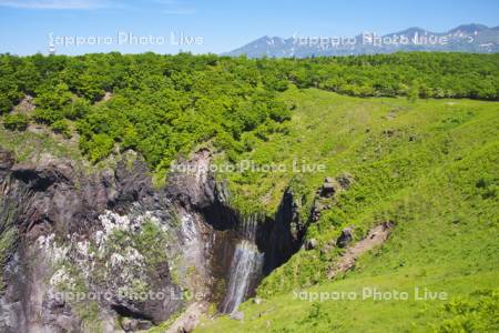 フレペの滝と知床連山