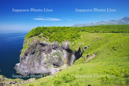 フレペの滝と知床連山