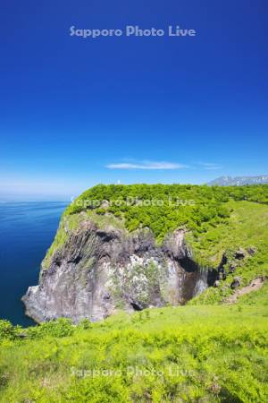 フレペの滝と知床連山