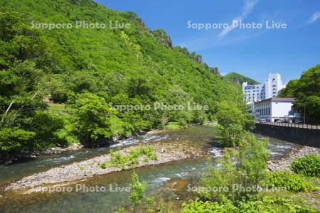 層雲峡温泉と石狩川