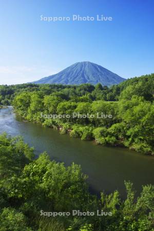 尻別川と羊蹄山