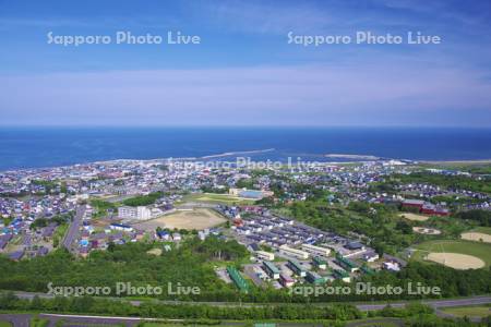 枝幸町市街とオホーツク海