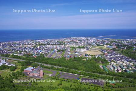 枝幸町市街とオホーツク海