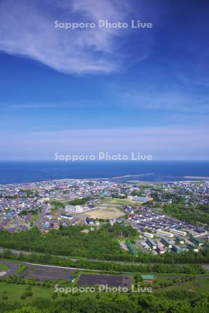 枝幸町市街とオホーツク海