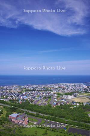 枝幸町市街とオホーツク海