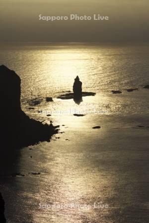 神威岬の夕景と神威岩