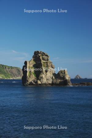 神威岩と無縁島(右奥)